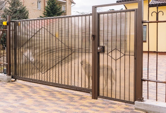 Купить ворота из профлиста с элементами ковки, с металлическими столбами в рамке или под дерево в Сатке от 157410 руб